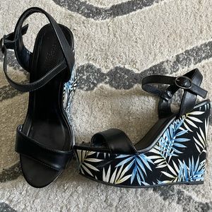 Woman’s platform palm heels